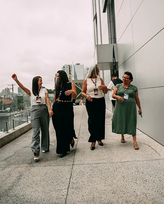 Grupo de profissionais conversando na área externa do evento